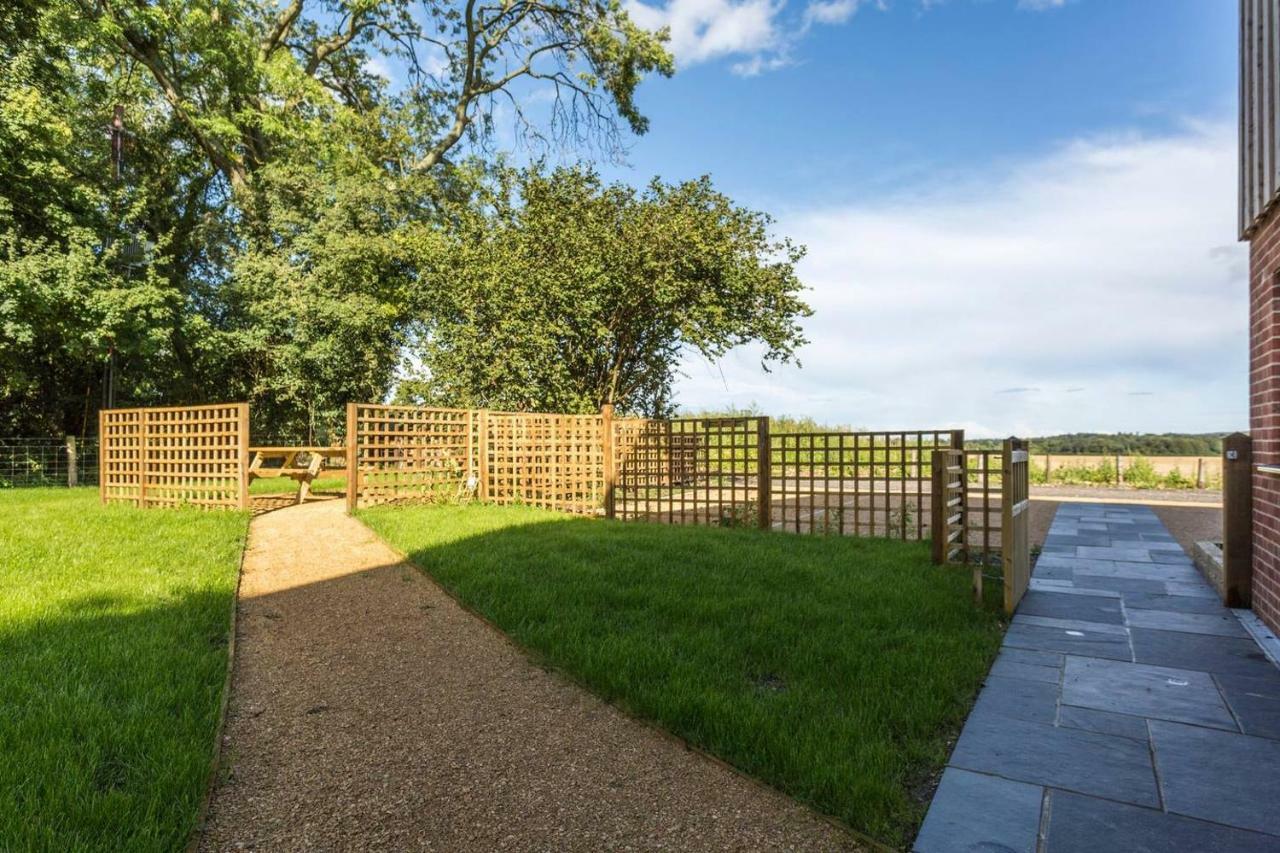 Oak & Hazel, Heath Row Barn Appartement Overton  Buitenkant foto